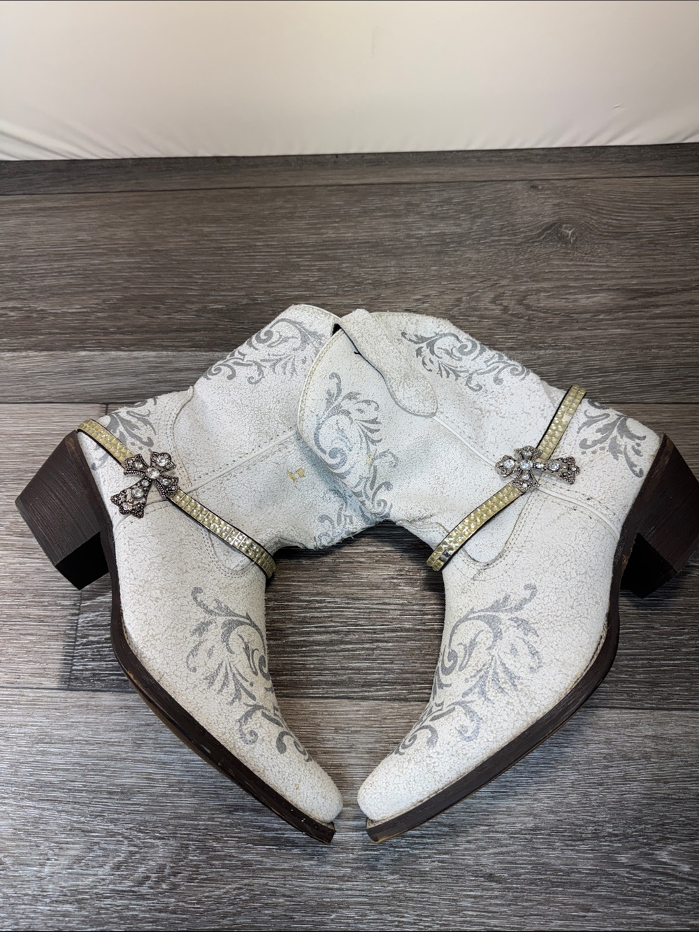 Laredo White Ankle Boots with Crystal Cross Strap woman’s SZ 8 (h161)